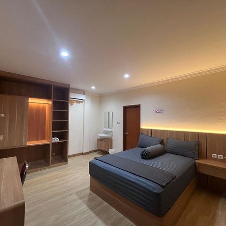 wisma delapan RedPartner Yakarta Exterior foto