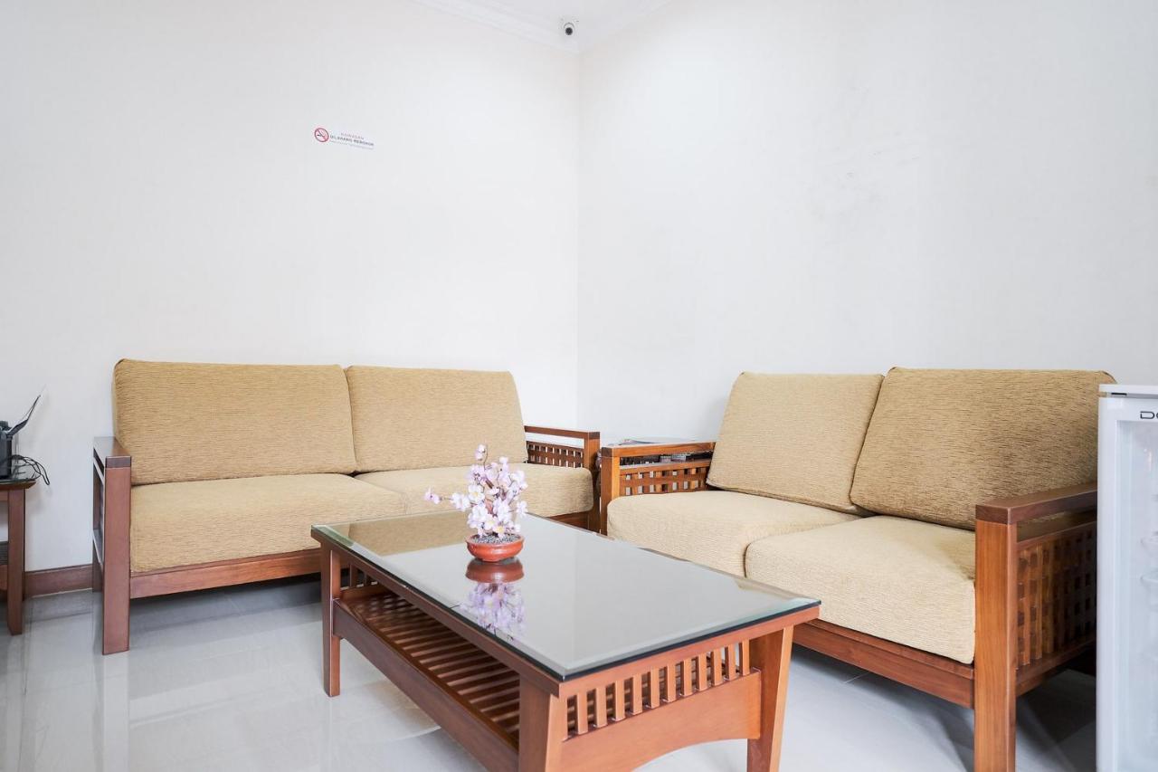wisma delapan RedPartner Yakarta Exterior foto