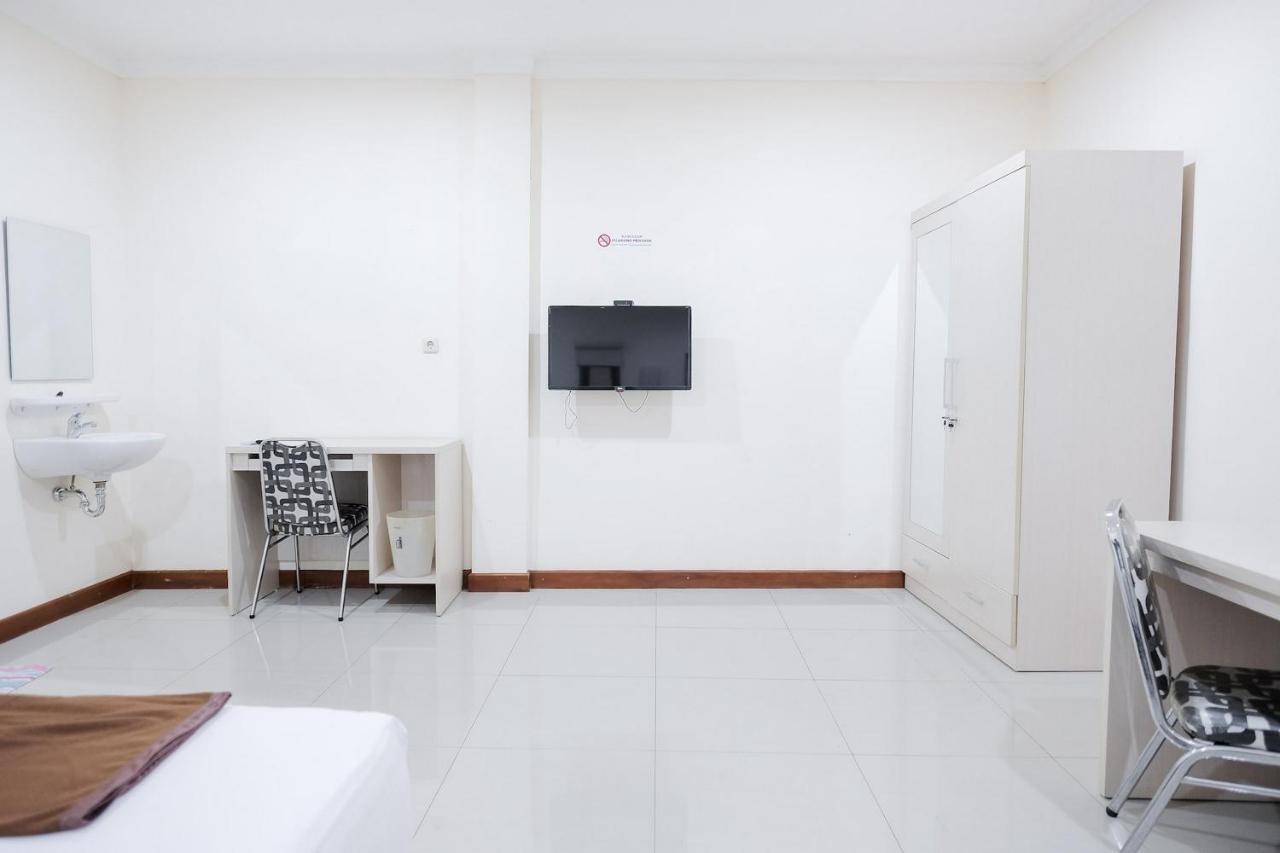 wisma delapan RedPartner Yakarta Exterior foto