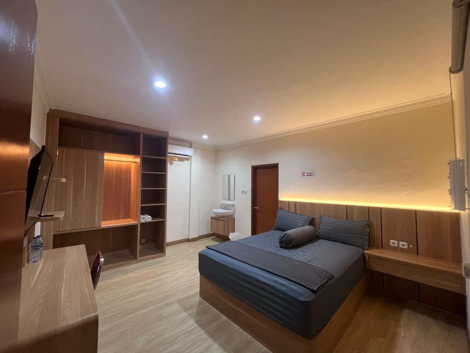 wisma delapan RedPartner Yakarta Exterior foto